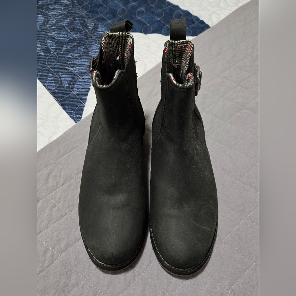 Women's Kamik brand mid-calf  boots (Black Size 8)